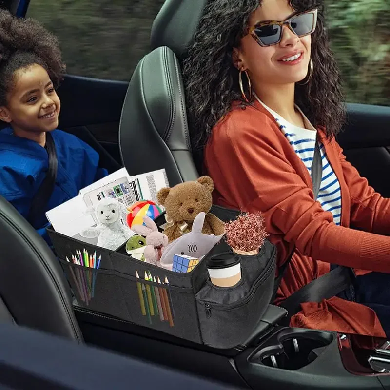 Klappbarer Organizer zwischen den Vordersitzen mit Becherfach